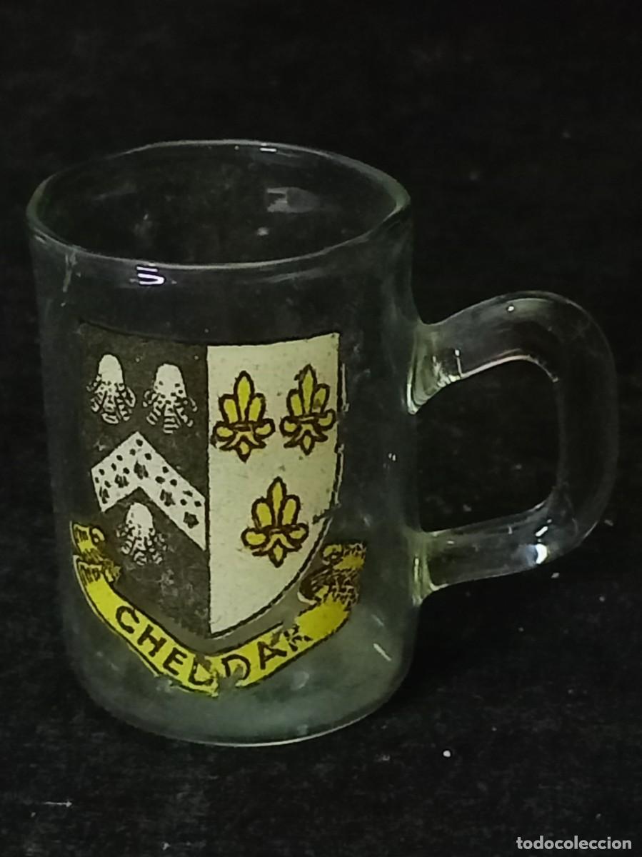 Antig&uuml;edades: vaso chupito escudo CHEDDAR 6 cm.