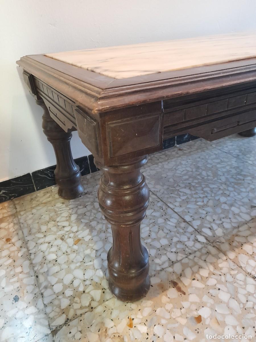 Antig&uuml;edades: Mesa de madera torneada y tallada de centro comedor con marmor - Foto 3