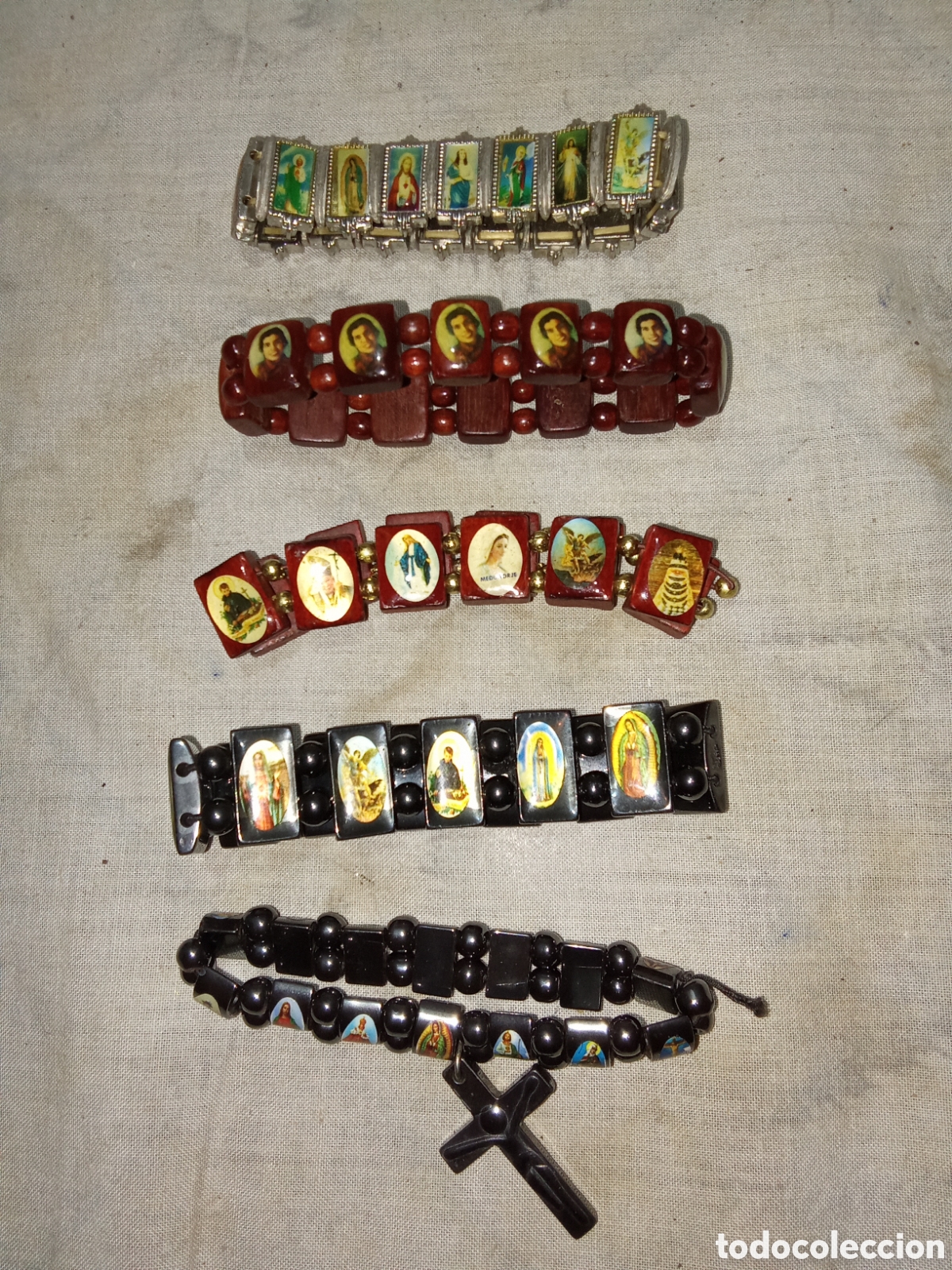 Antig&uuml;edades: LOTE 5 PULSERAS DE VARIOS SANTOS - Foto 1