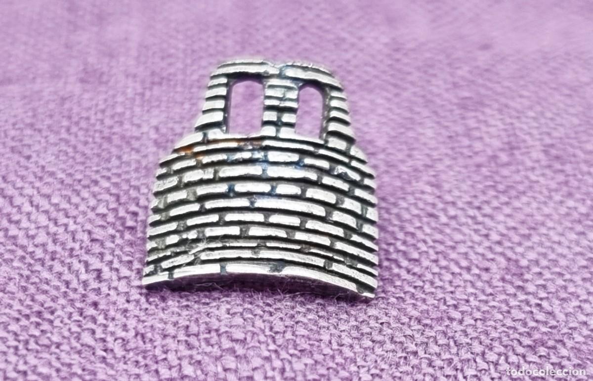 Antig&uuml;edades: Pin de plata de la Muralla de Lugo - Foto 2