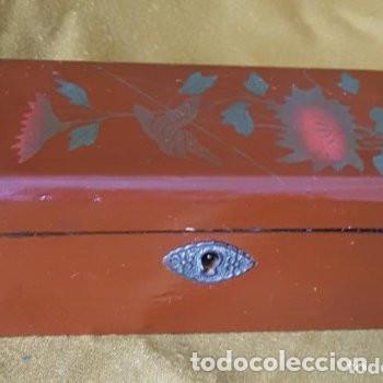 Antig&uuml;edades: Antigua caja de madera decorada a mano. - Foto 1