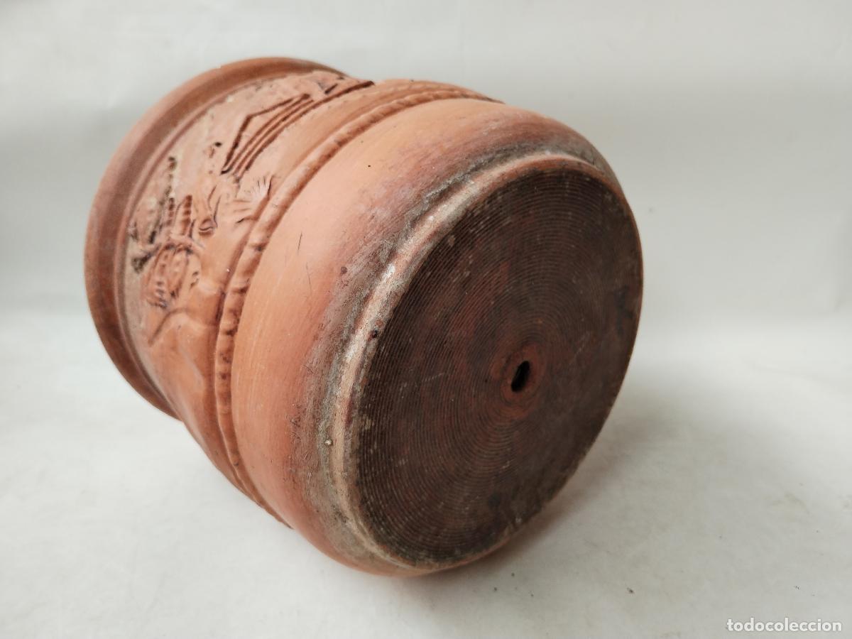 Antig&uuml;edades: macetero en terracota con dibujos en relieves - Foto 2