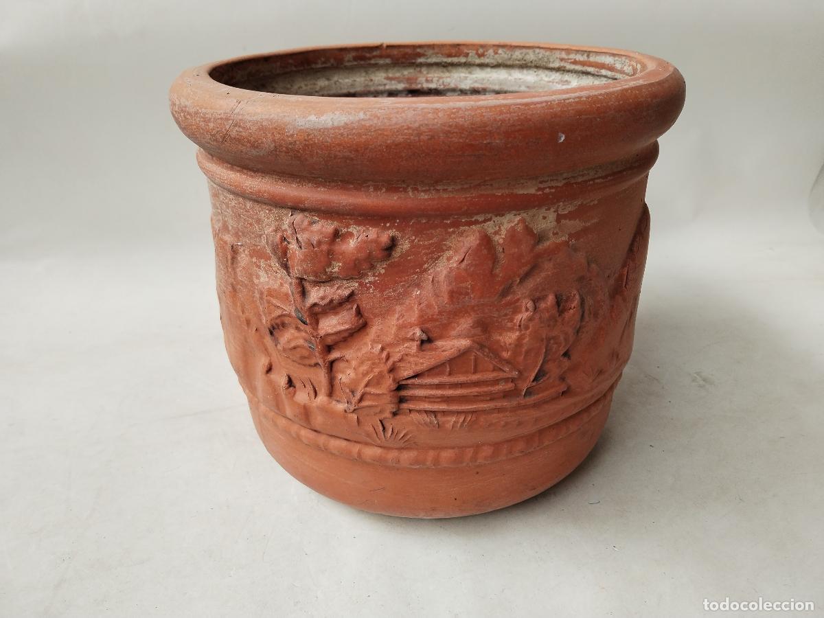 Antig&uuml;edades: macetero en terracota con dibujos en relieves - Foto 3