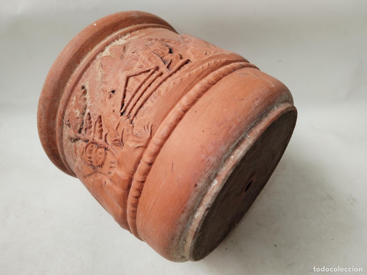 Antig&uuml;edades: macetero en terracota con dibujos en relieves - Foto 4
