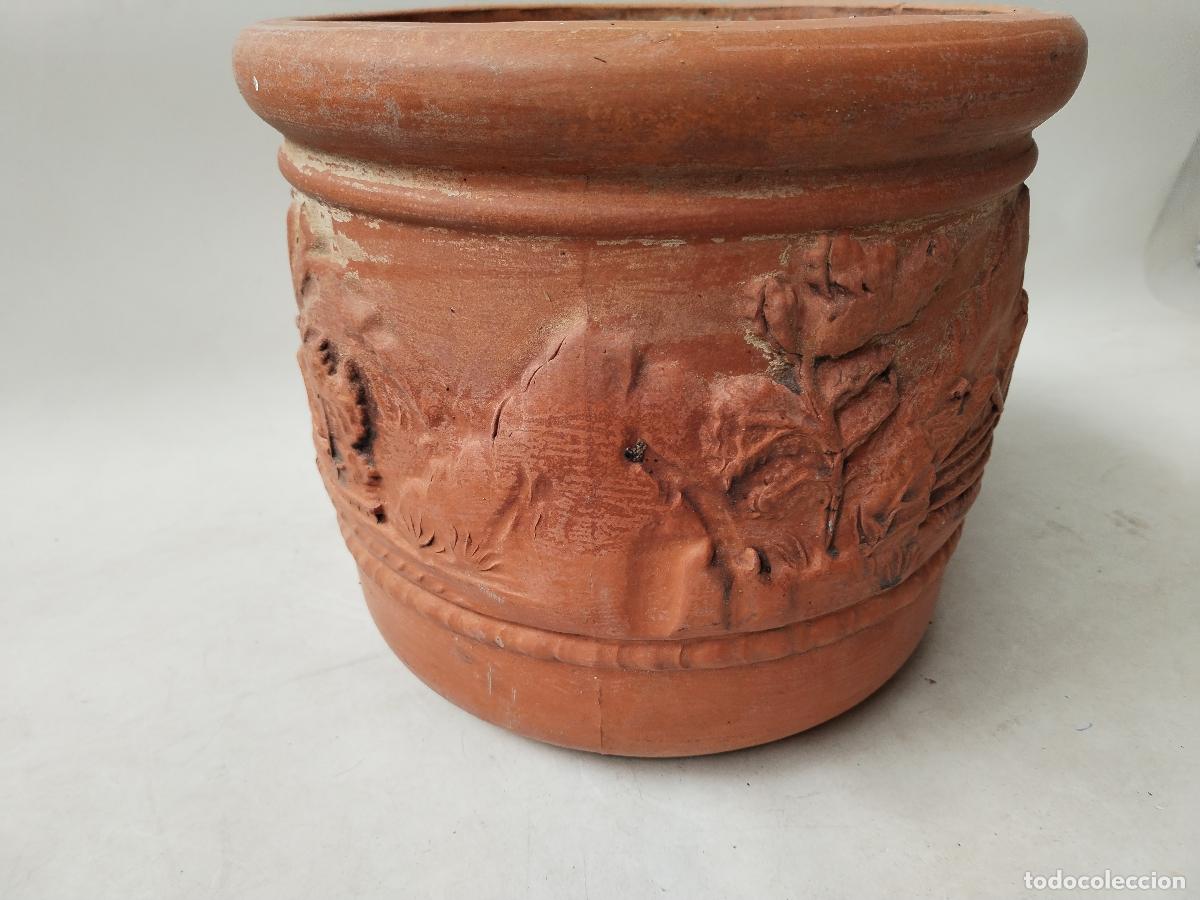 Antig&uuml;edades: macetero en terracota con dibujos en relieves - Foto 5