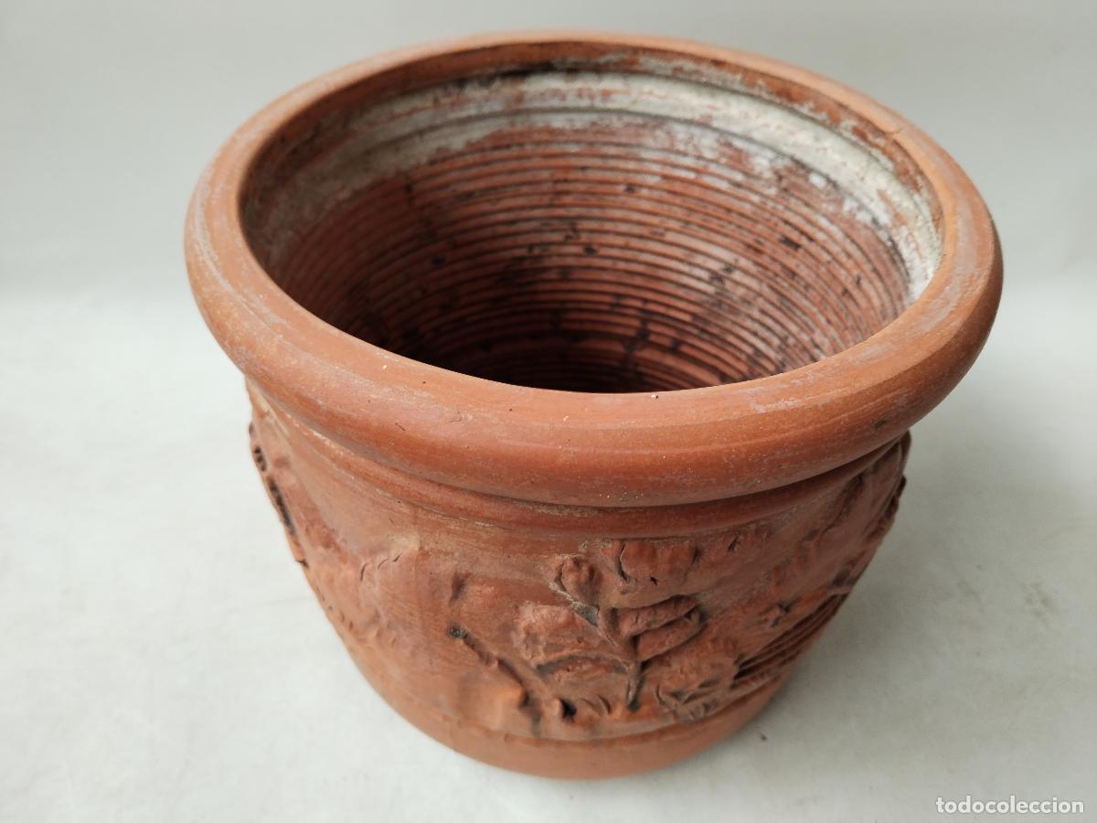Antig&uuml;edades: macetero en terracota con dibujos en relieves - Foto 6