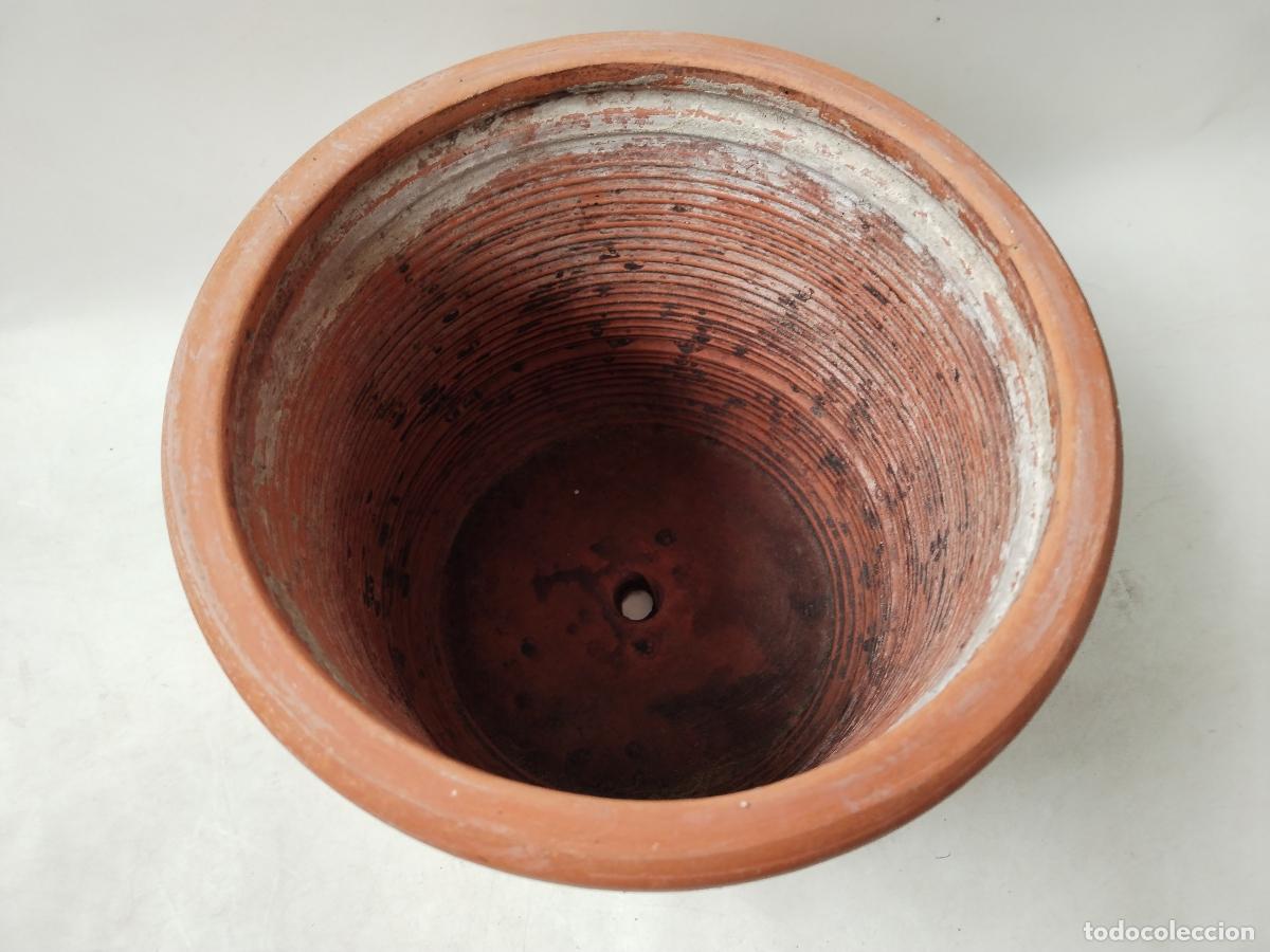 Antig&uuml;edades: macetero en terracota con dibujos en relieves - Foto 7