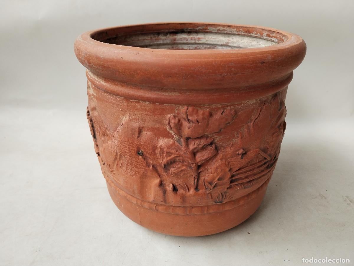 Antig&uuml;edades: macetero en terracota con dibujos en relieves - Foto 8