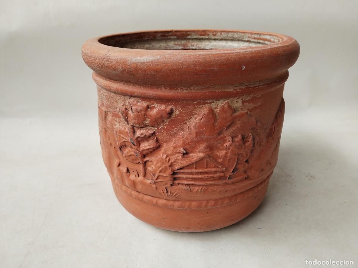 Antig&uuml;edades: macetero en terracota con dibujos en relieves - Foto 1