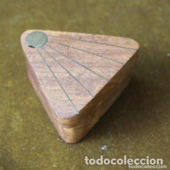 Antig&uuml;edades: Cajita de madera triangular, tapa simulando un reloj solar. Forma triangular. - Foto 1