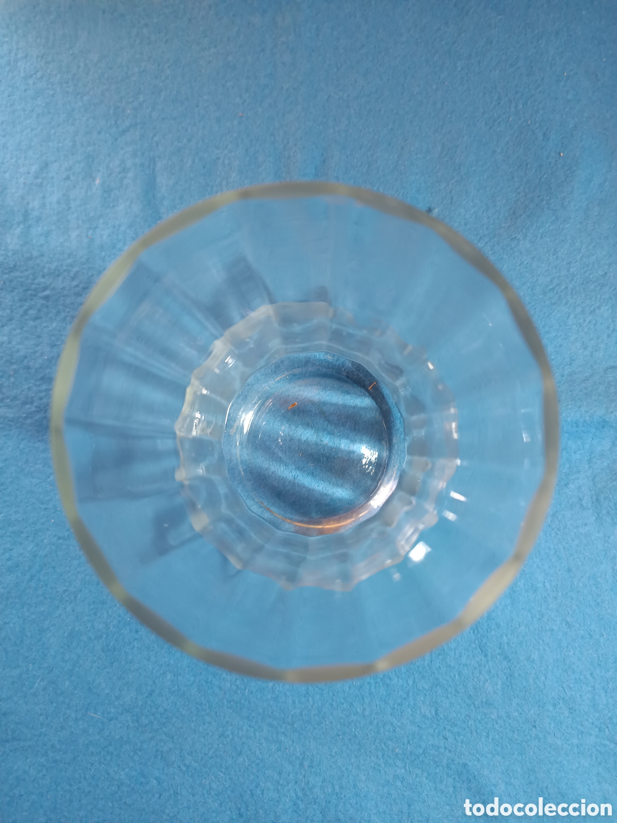 Antig&uuml;edades: Florero de cristal con base abombada e interior facetado - Foto 3