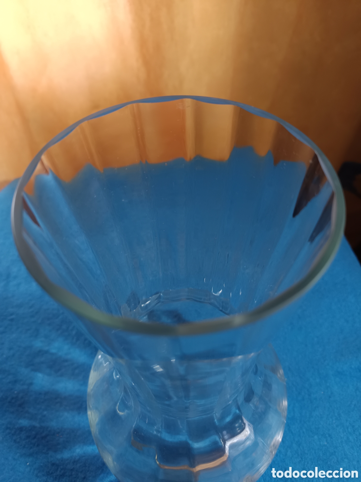 Antig&uuml;edades: Florero de cristal con base abombada e interior facetado - Foto 4
