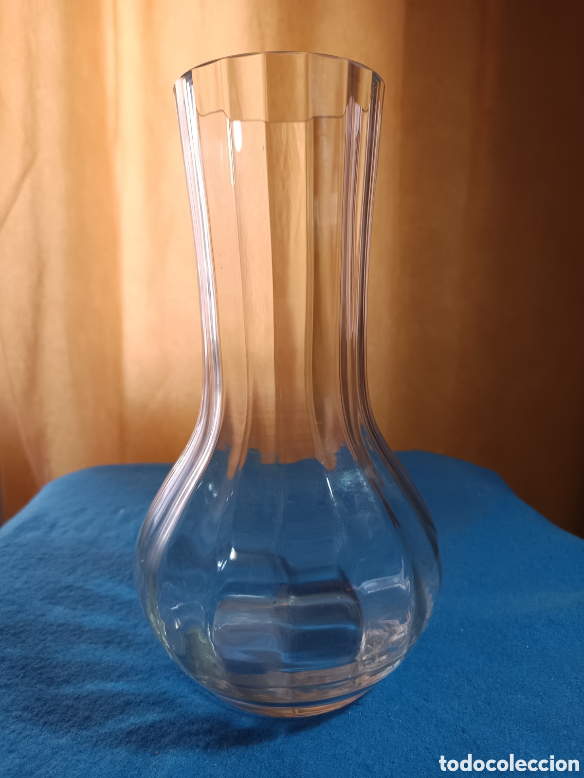 Antig&uuml;edades: Florero de cristal con base abombada e interior facetado - Foto 1