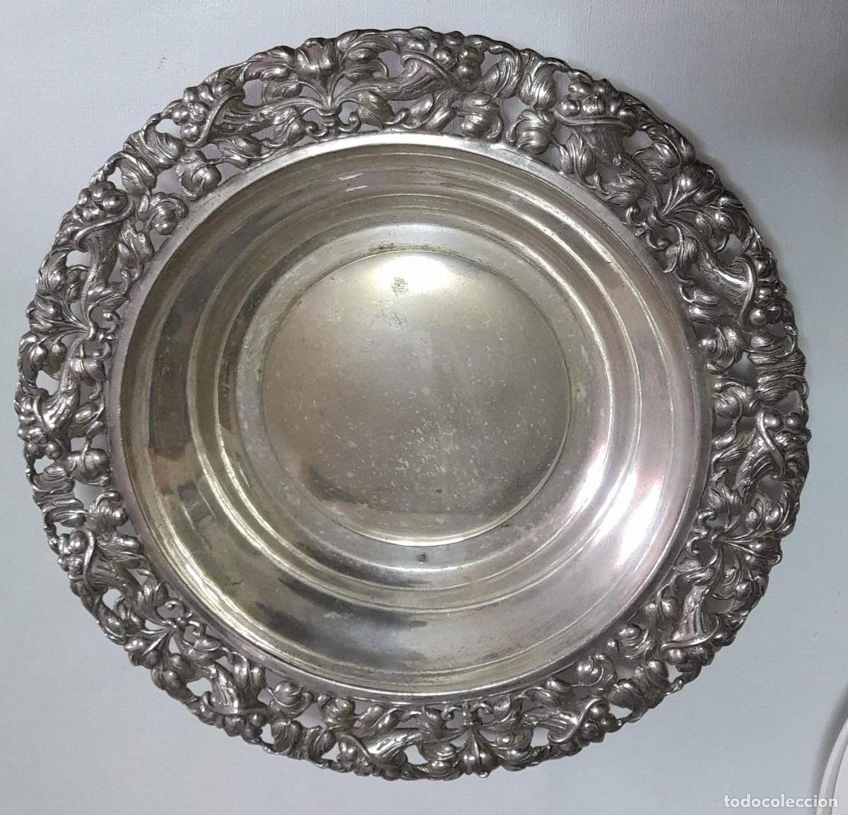 Antig&uuml;edades: BANDEJA LABRADA DE METAL PLATEADO - Foto 1