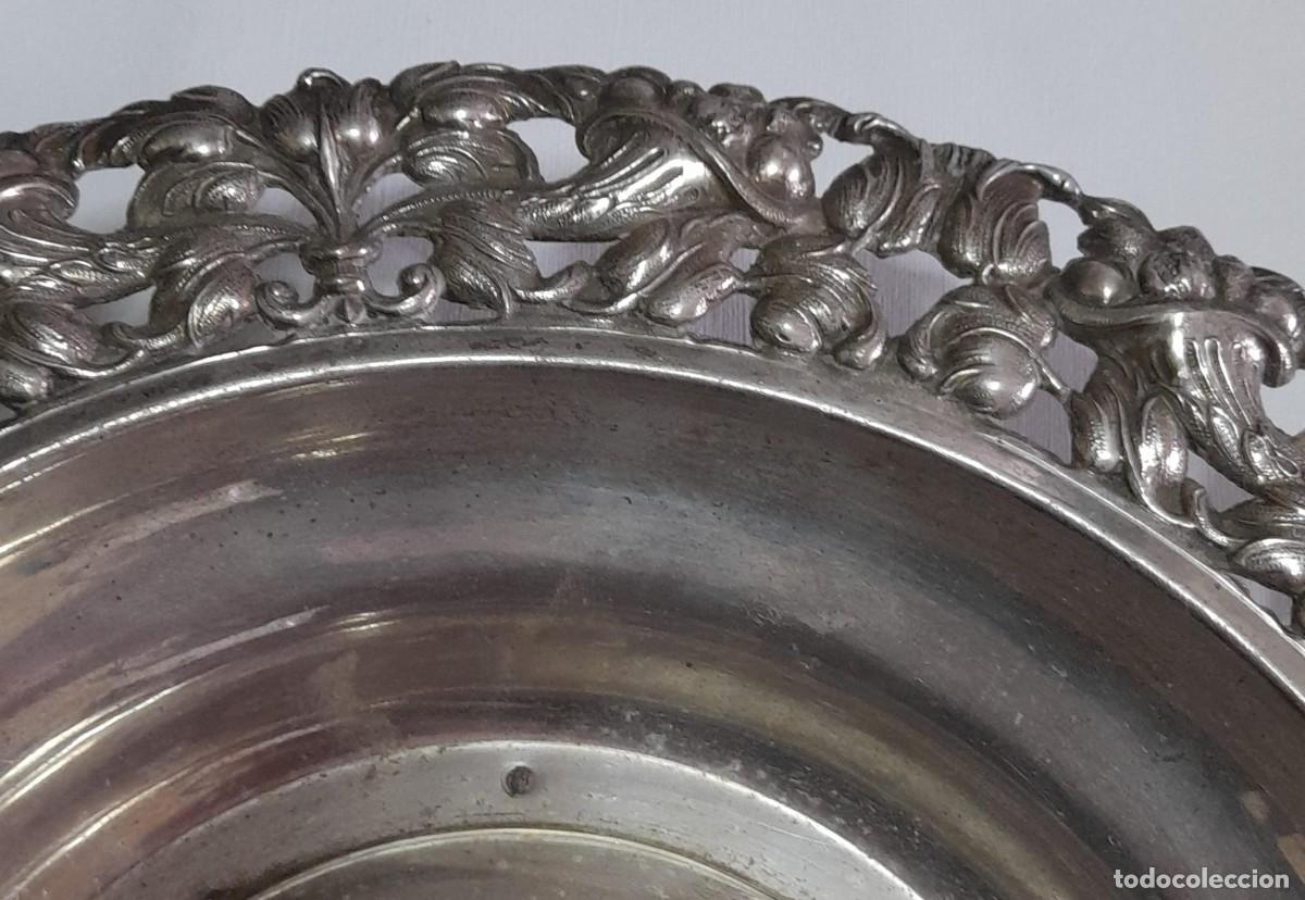 Antig&uuml;edades: BANDEJA LABRADA DE METAL PLATEADO - Foto 2