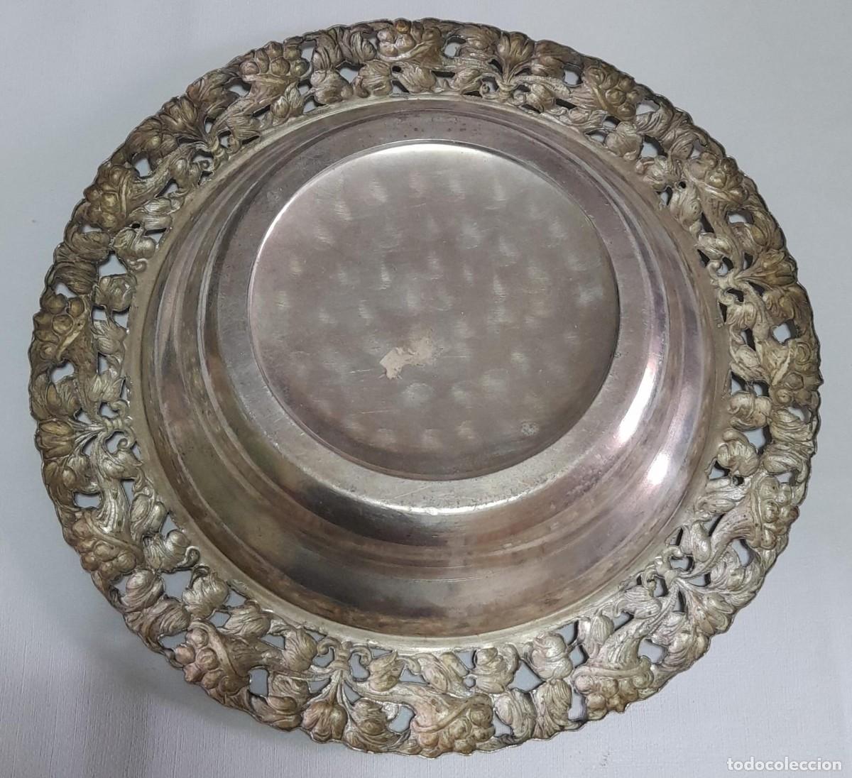 Antig&uuml;edades: BANDEJA LABRADA DE METAL PLATEADO - Foto 3