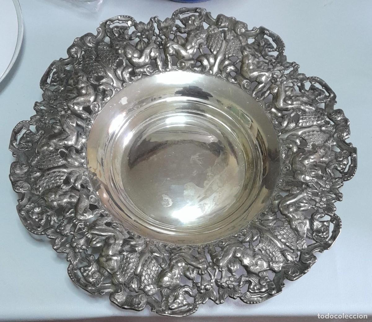 Antig&uuml;edades: BANDEJA LABRADA DE METAL PLATEADO - Foto 1