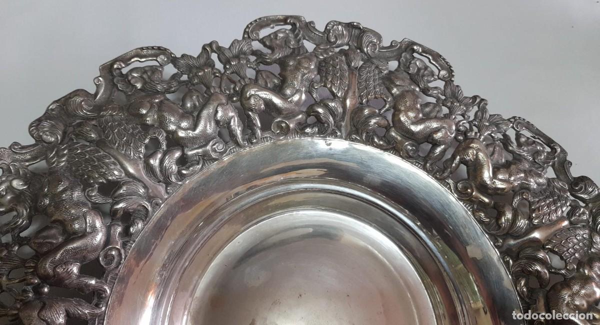Antig&uuml;edades: BANDEJA LABRADA DE METAL PLATEADO - Foto 2