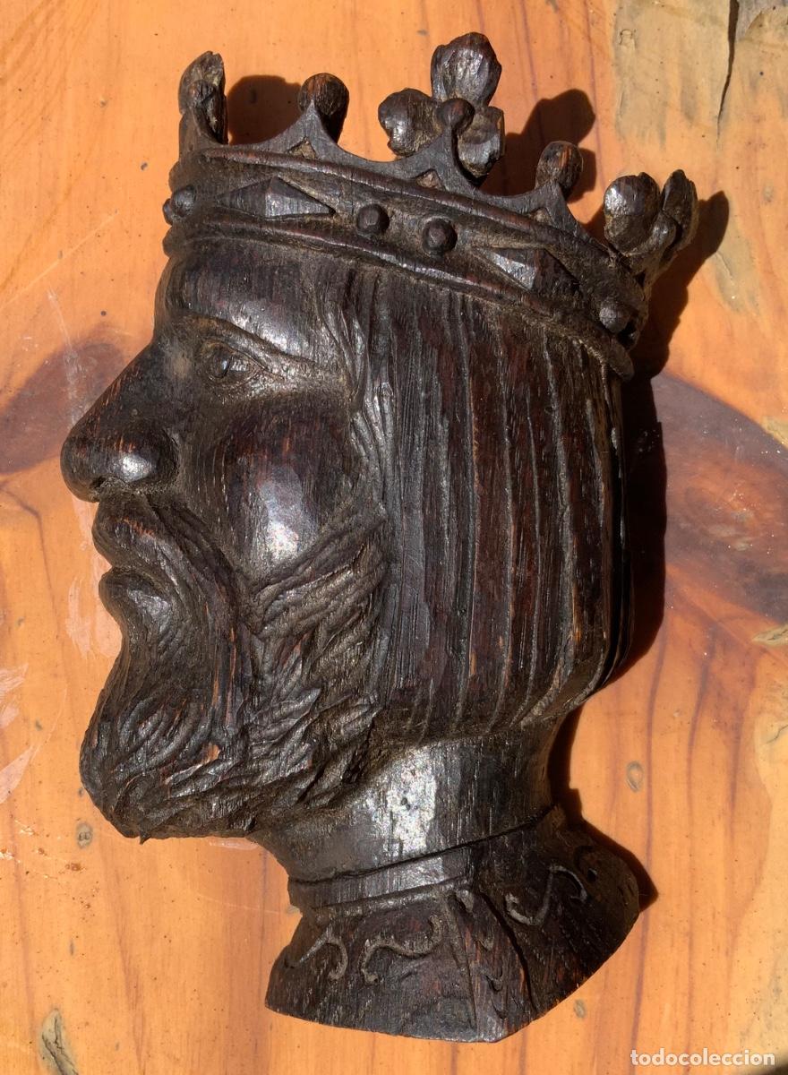 Antig&uuml;edades: Busto de rey medieval tallado en madera. 17 cm. - Foto 1