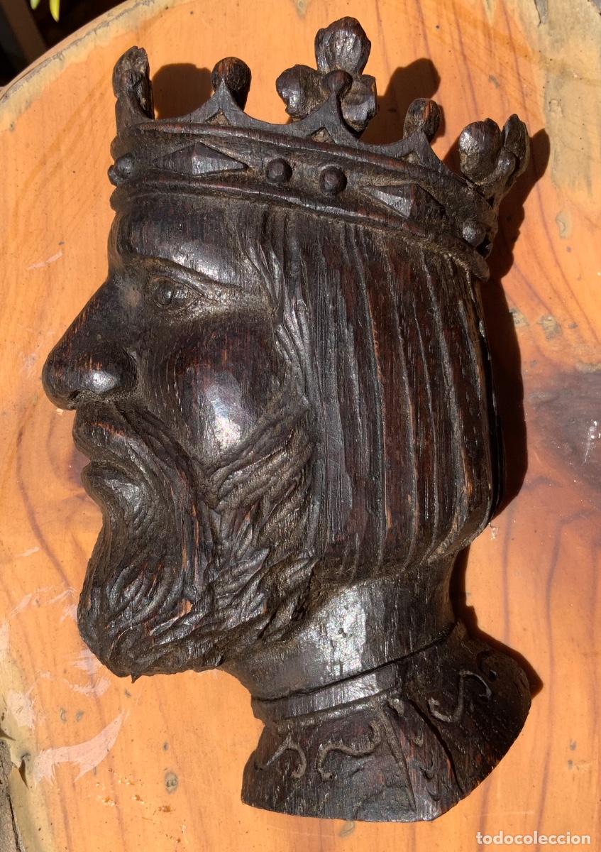 Antig&uuml;edades: Busto de rey medieval tallado en madera. 17 cm. - Foto 2