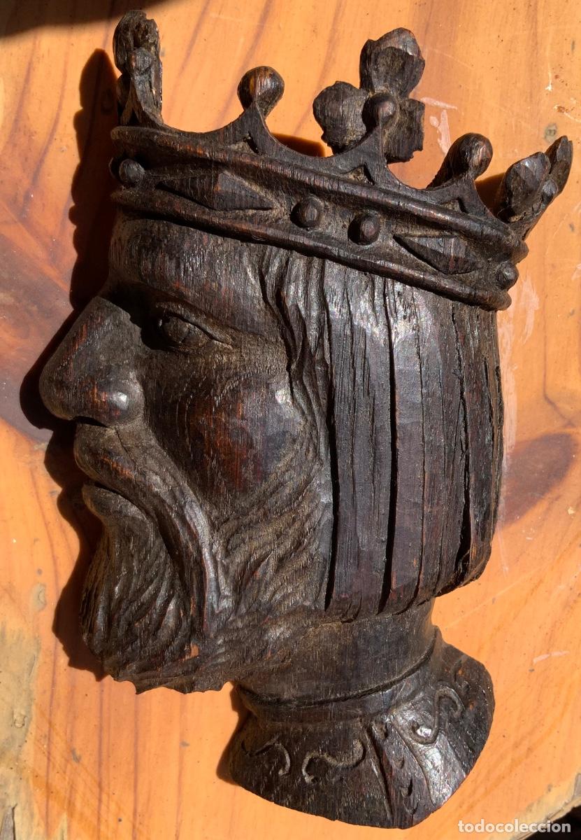 Antig&uuml;edades: Busto de rey medieval tallado en madera. 17 cm. - Foto 3