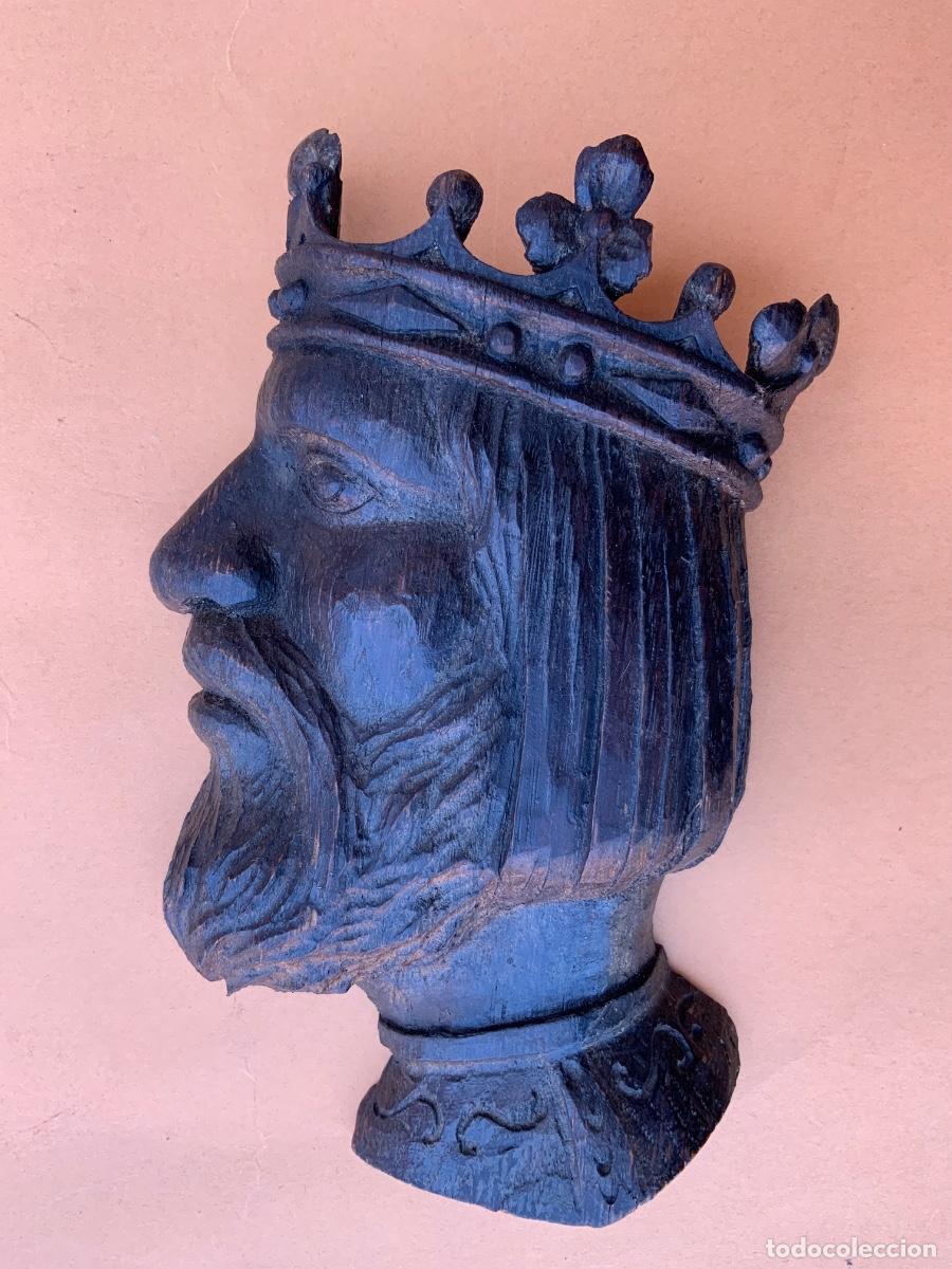 Antig&uuml;edades: Busto de rey medieval tallado en madera. 17 cm. - Foto 4