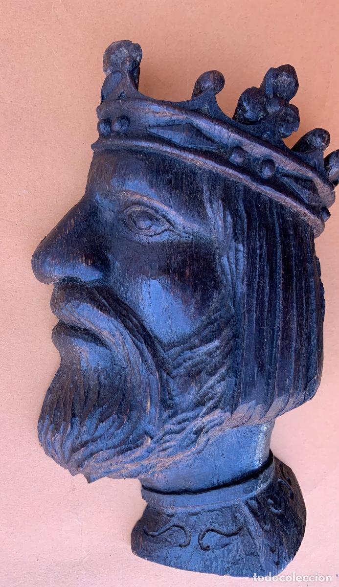 Antig&uuml;edades: Busto de rey medieval tallado en madera. 17 cm. - Foto 5