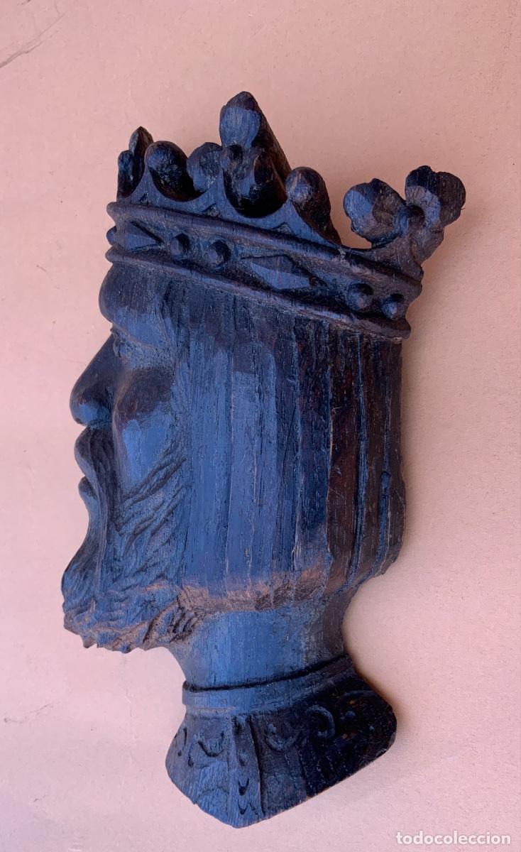 Antig&uuml;edades: Busto de rey medieval tallado en madera. 17 cm. - Foto 6