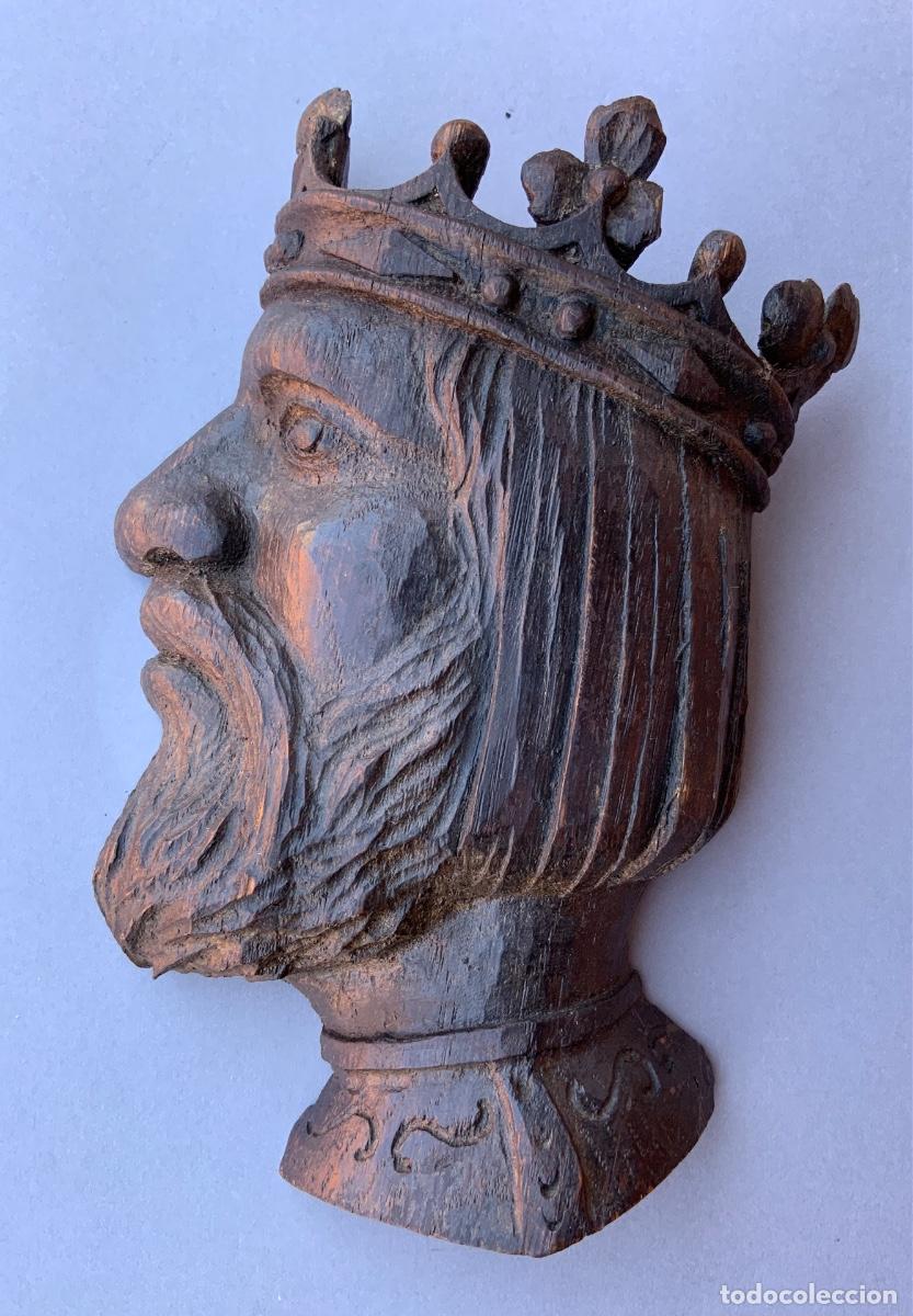 Antig&uuml;edades: Busto de rey medieval tallado en madera. 17 cm. - Foto 12