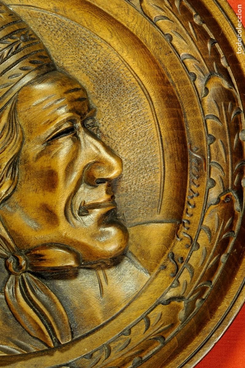 Antig&uuml;edades: Plato decorativo de talla de mujer en madera firmado J.Gaccycurf
