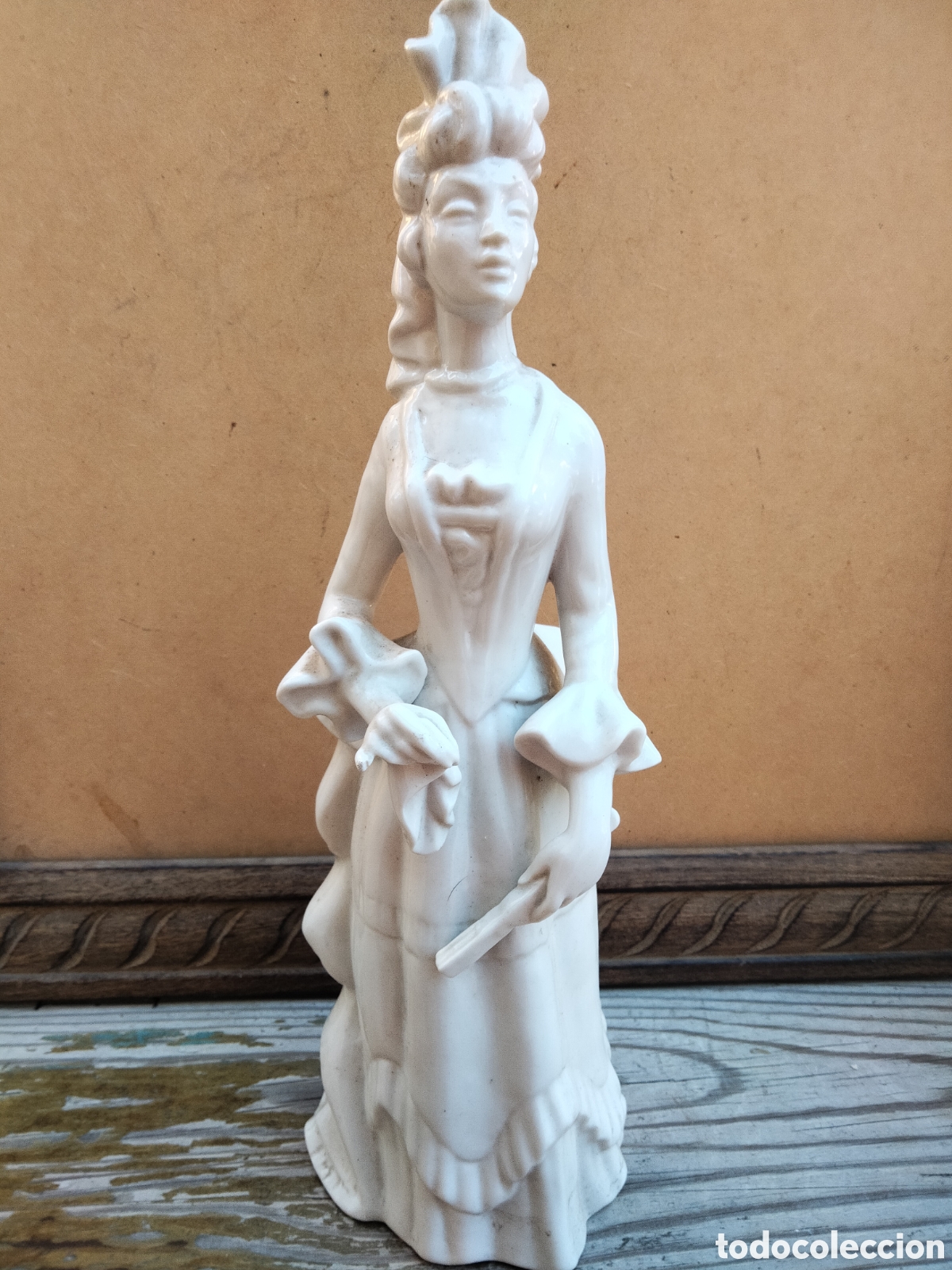 Antig&uuml;edades: Orgullosa dama en porcelana BM inciso sin marcar Espa&ntilde;a siglo XX