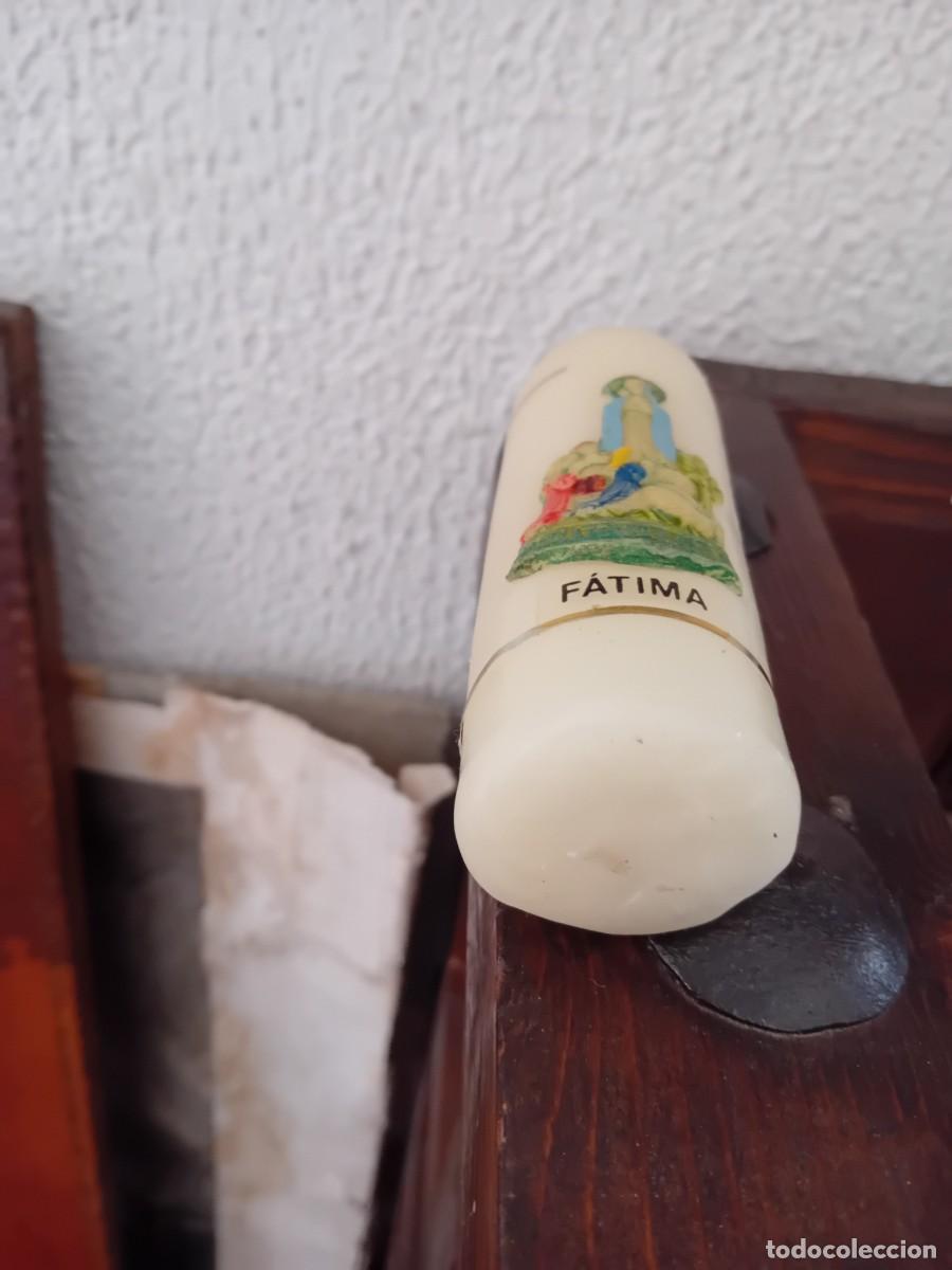 Antig&uuml;edades: Vela de cera con la Virgen de F&aacute;tima en relieve - Foto 3