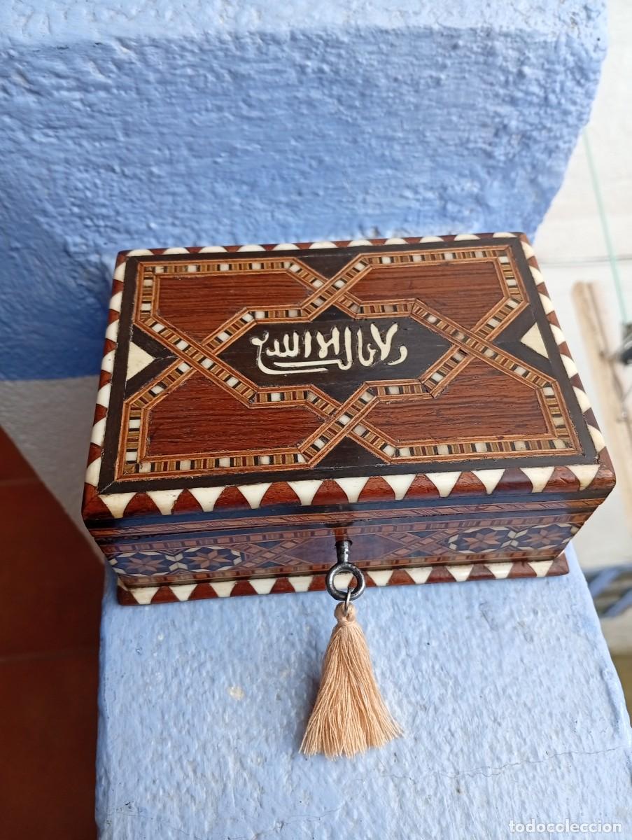 Antig&uuml;edades: Joyero antiguo de taracea de Granada con llave. - Foto 1