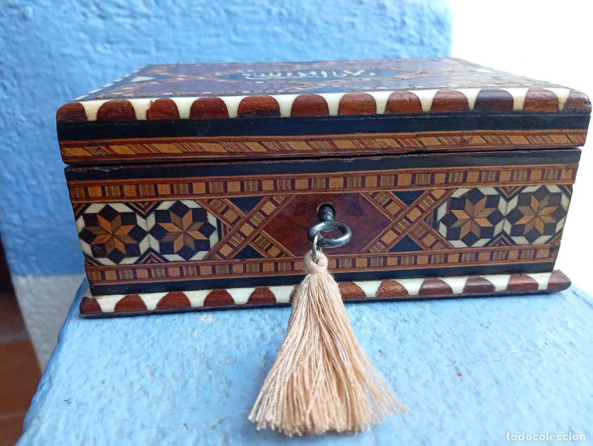 Antig&uuml;edades: Joyero antiguo de taracea de Granada con llave. - Foto 3