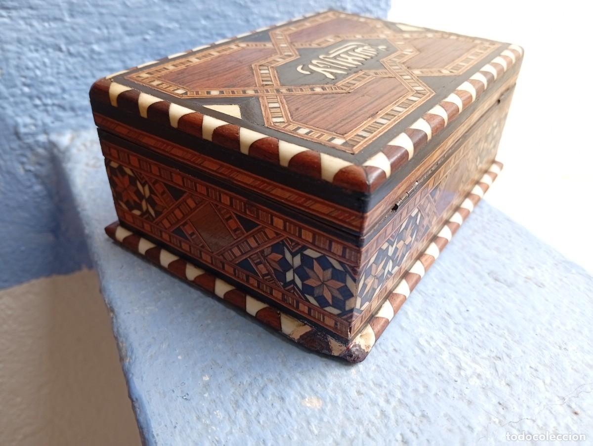 Antig&uuml;edades: Joyero antiguo de taracea de Granada con llave. - Foto 4
