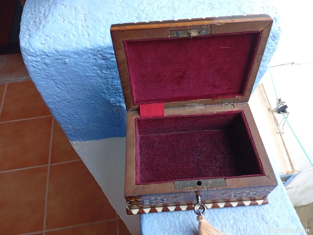 Antig&uuml;edades: Joyero antiguo de taracea de Granada con llave. - Foto 5