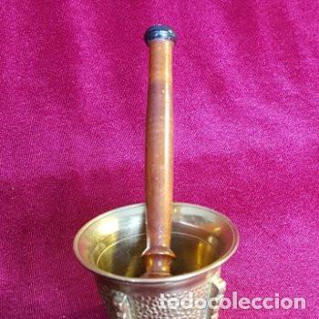 Antig&uuml;edades: Peque&ntilde;o almirez de bronce con mano de madera. - Foto 1