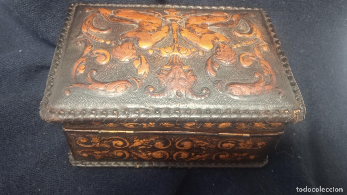 Antig&uuml;edades: Caja madera y cuero repujado. - Foto 2