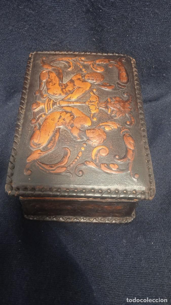 Antig&uuml;edades: Caja madera y cuero repujado. - Foto 3