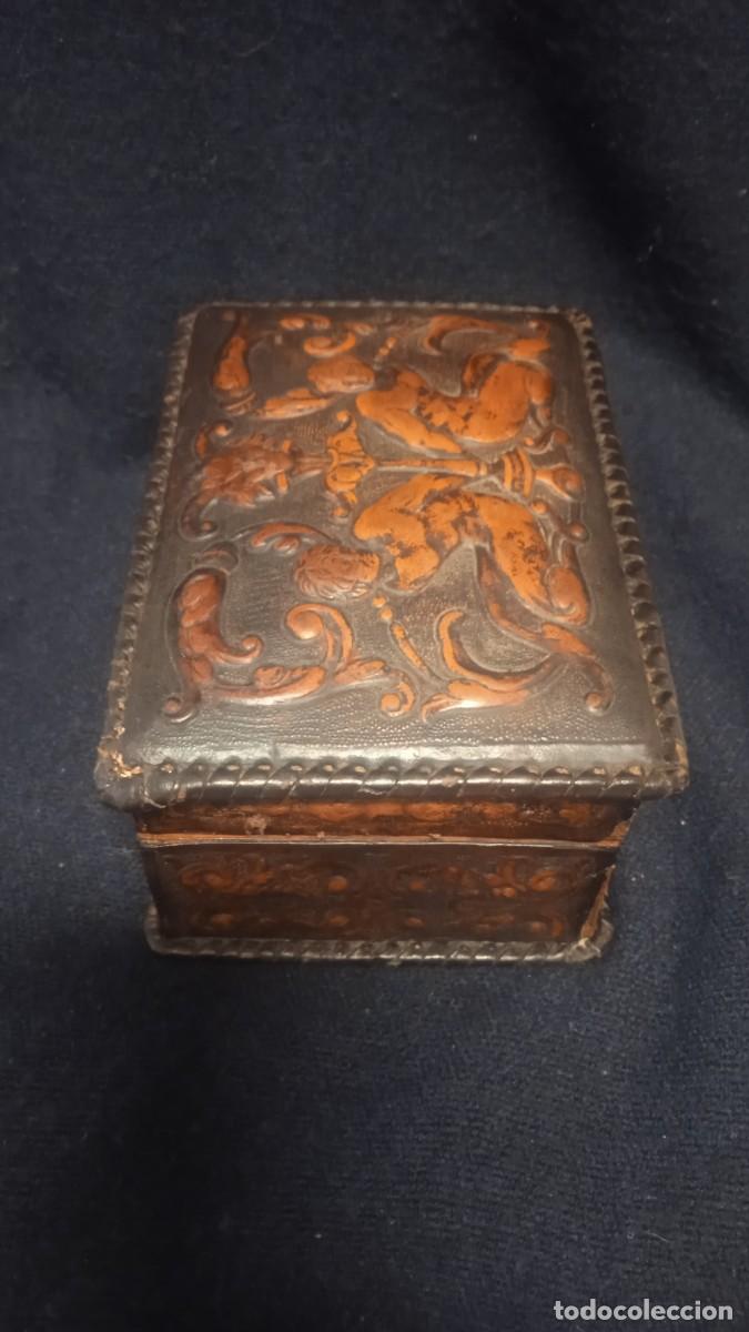 Antig&uuml;edades: Caja madera y cuero repujado. - Foto 4