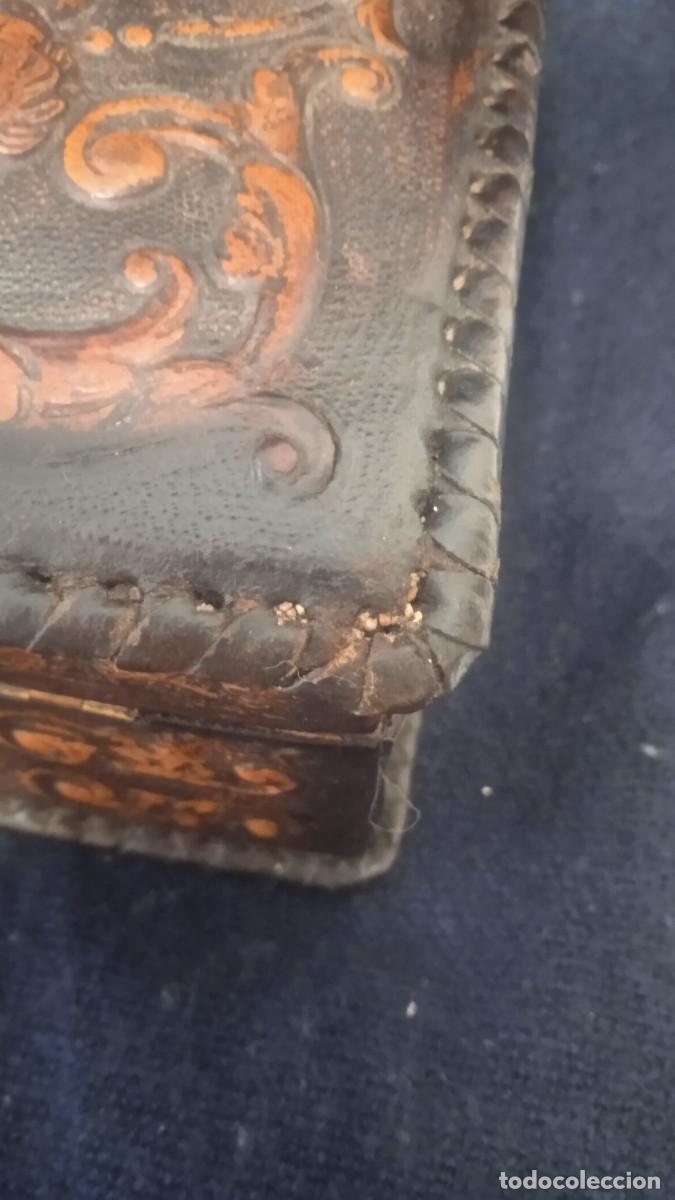 Antig&uuml;edades: Caja madera y cuero repujado. - Foto 6