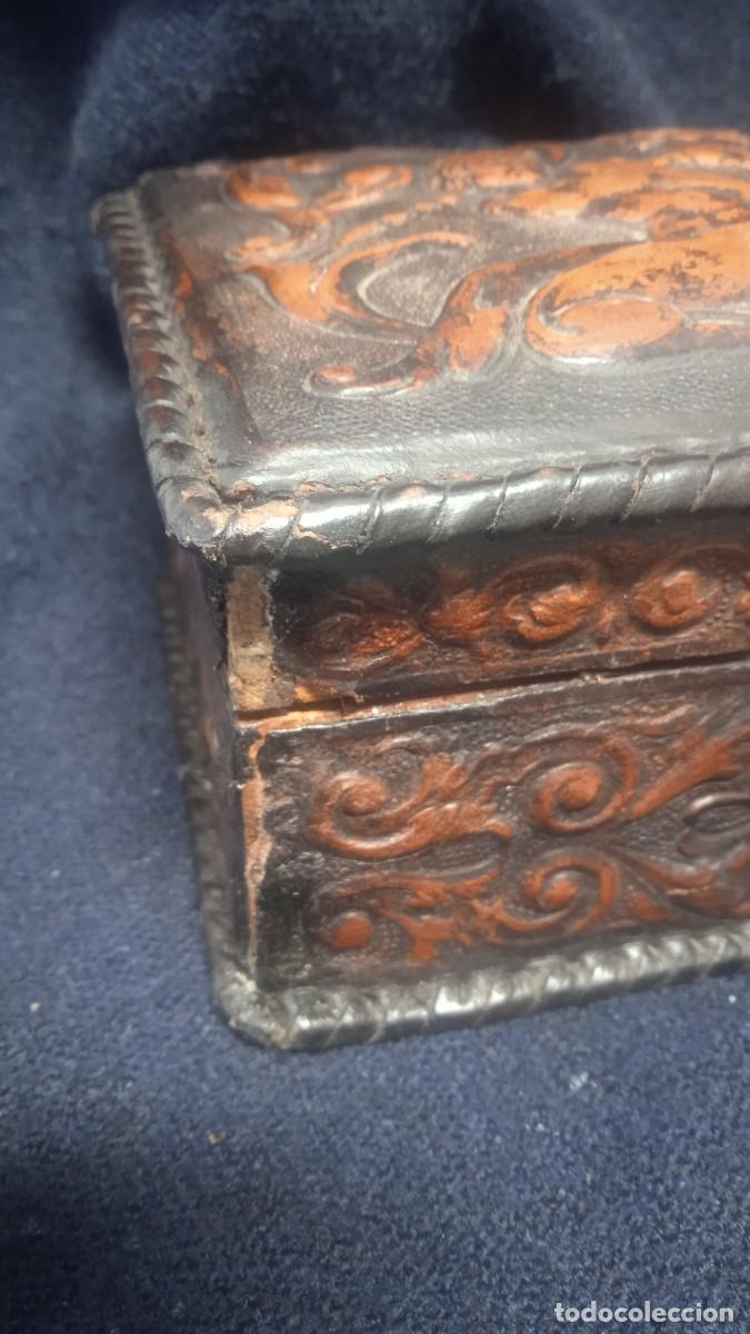Antig&uuml;edades: Caja madera y cuero repujado. - Foto 7