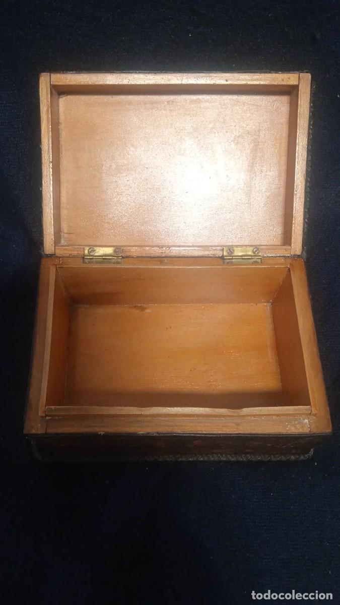 Antig&uuml;edades: Caja madera y cuero repujado. - Foto 8