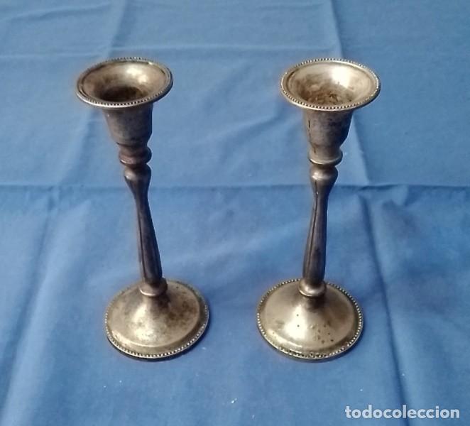 Antig&uuml;edades: dos porta velas de metal - Foto 2
