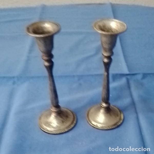 Antig&uuml;edades: dos porta velas de metal - Foto 3