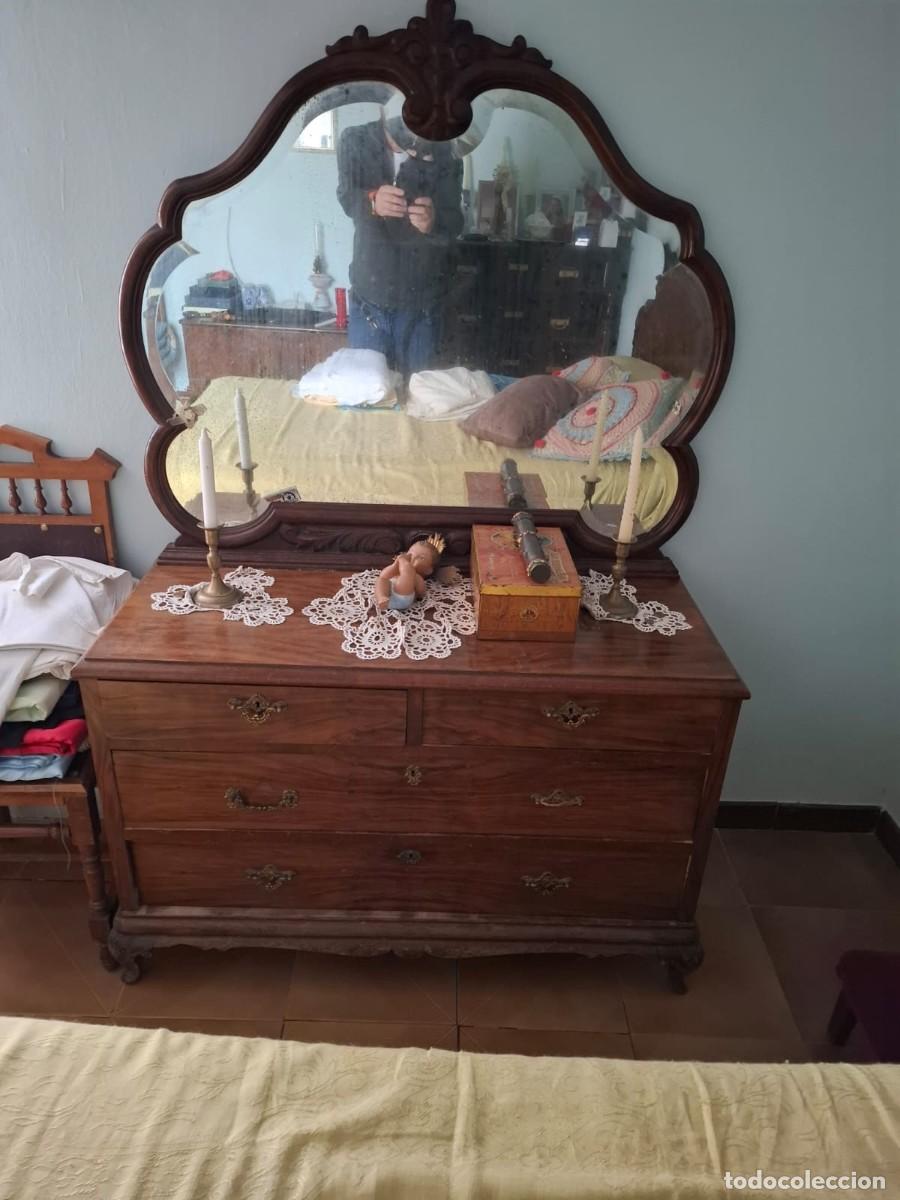 Antig&uuml;edades: Comoda con espejo antigua - Foto 1