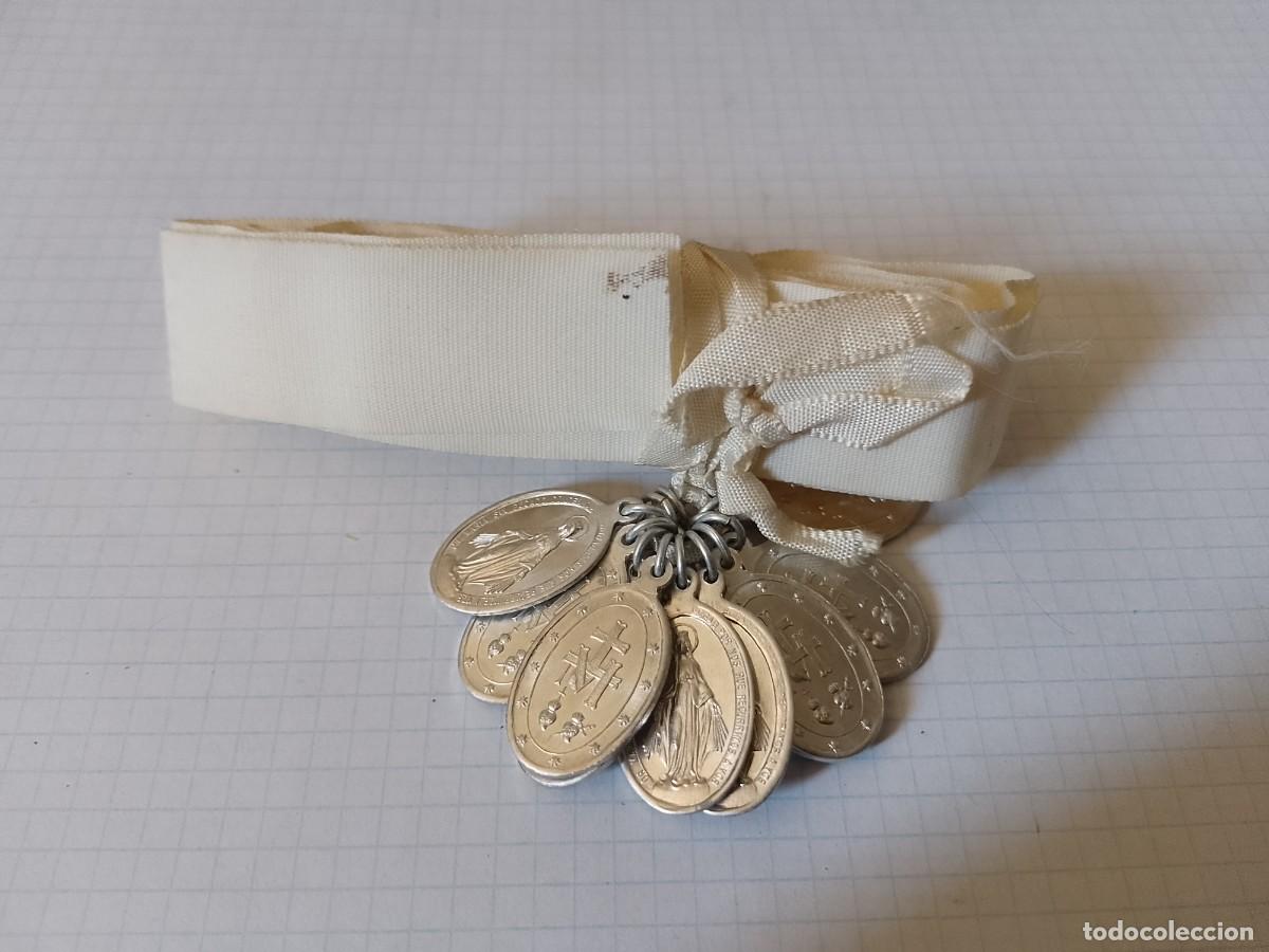 Antig&uuml;edades: Cinta con 12 medallas religiosas - Foto 1
