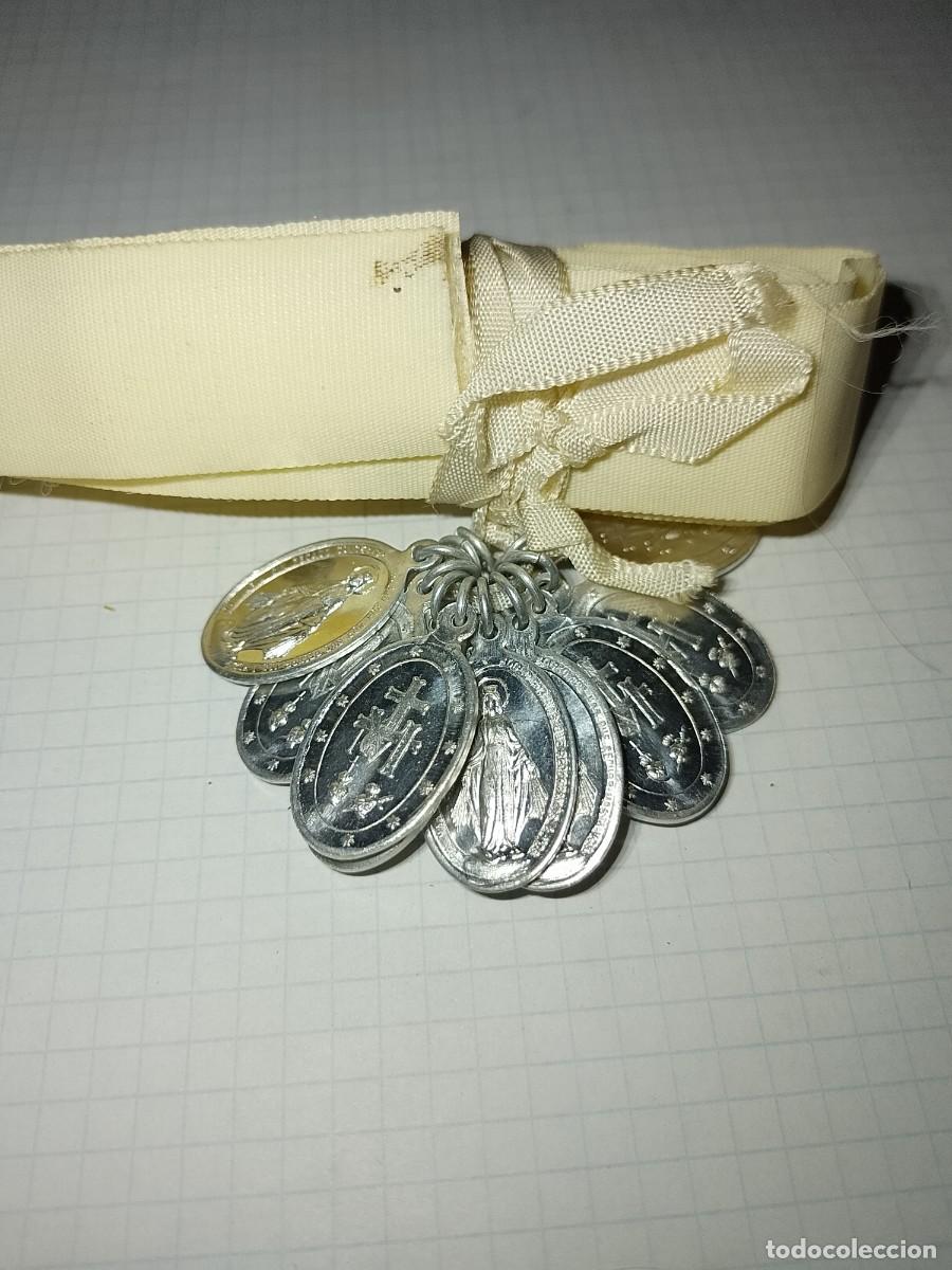 Antig&uuml;edades: Cinta con 12 medallas religiosas - Foto 3