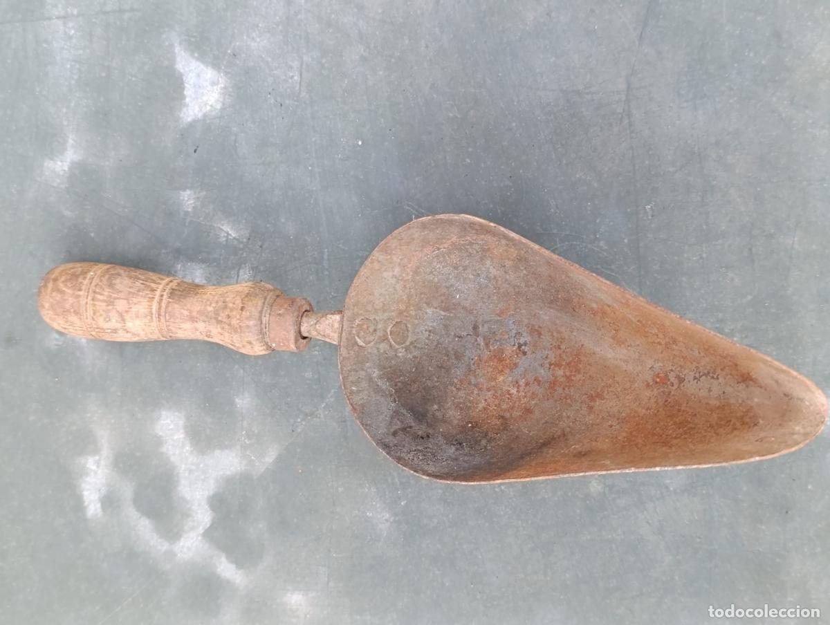 Antig&uuml;edades: Antiguo COGEDOR MANGO DE MADERA.Hierro forjado. - Foto 2