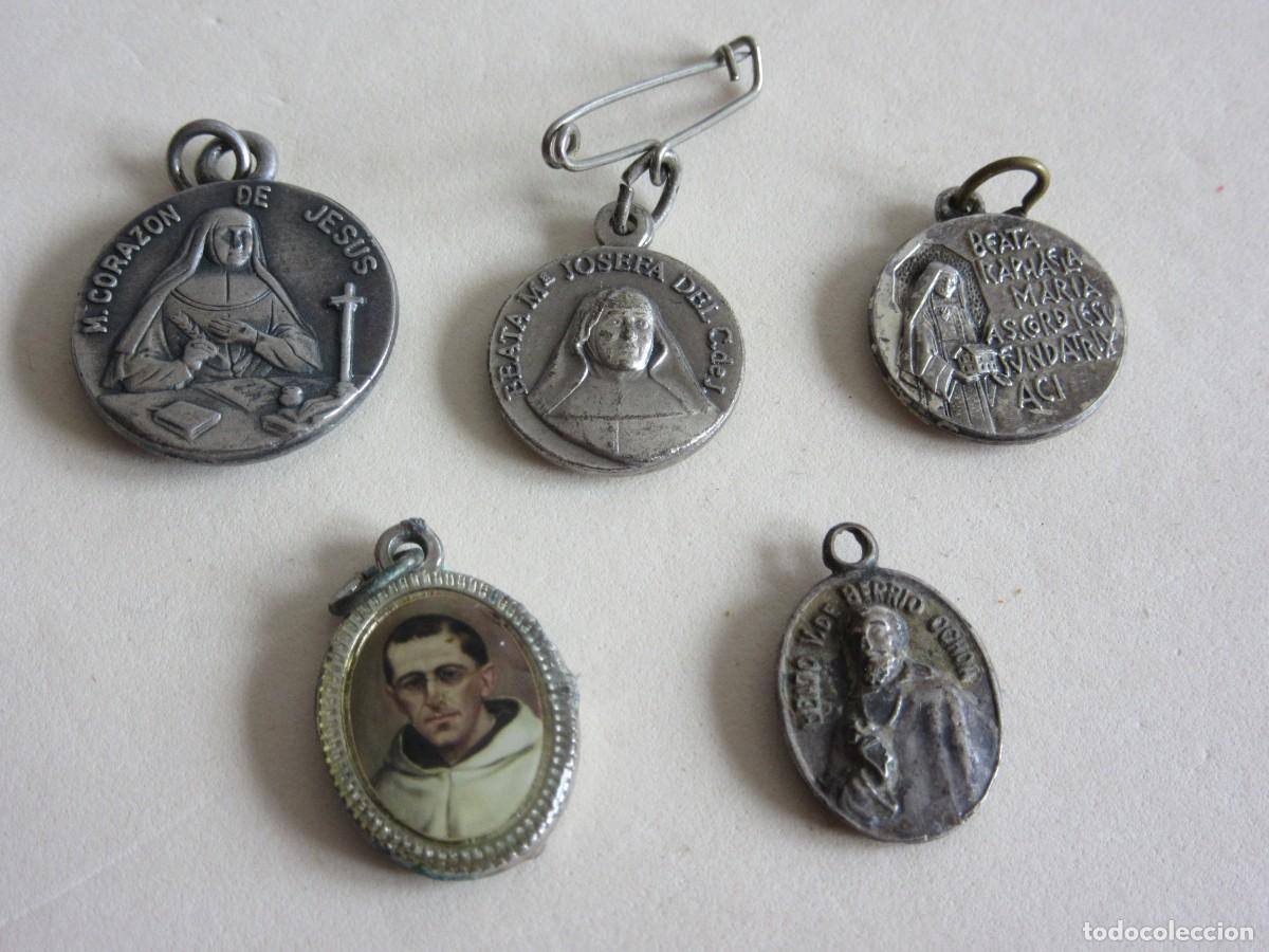 Antig&uuml;edades: 5 MEDALLAS CON RELIQUIA - Foto 2